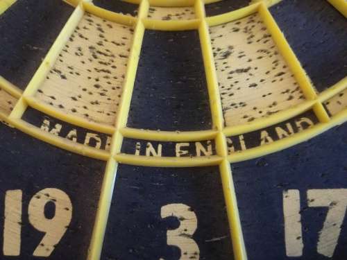 Vintage DARTS BOARD + 2 Darts