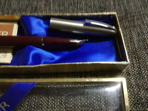 VINTAGE AND COLLECTABLE SHEAFFER PEN. IN ORIGINAL BOX.