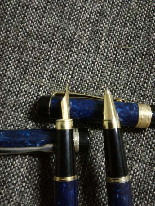 VINTAGE ballpoint and fountain pen set.