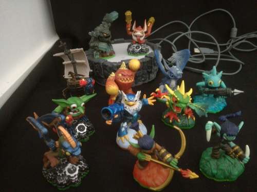 COLLECTABLE 13 pieces ACTIVISION COLLECTION.