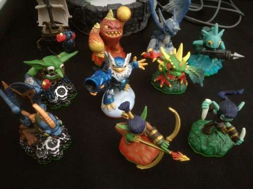 COLLECTABLE 13 pieces ACTIVISION COLLECTION.
