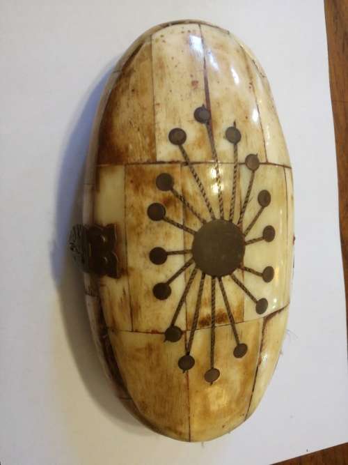 AMAZING VINTAGE JEWELLERY BOX. POSSIBLY BONE AND BRASS.