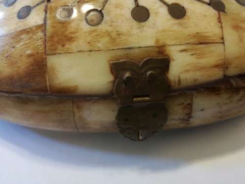 AMAZING VINTAGE JEWELLERY BOX. POSSIBLY BONE AND BRASS.