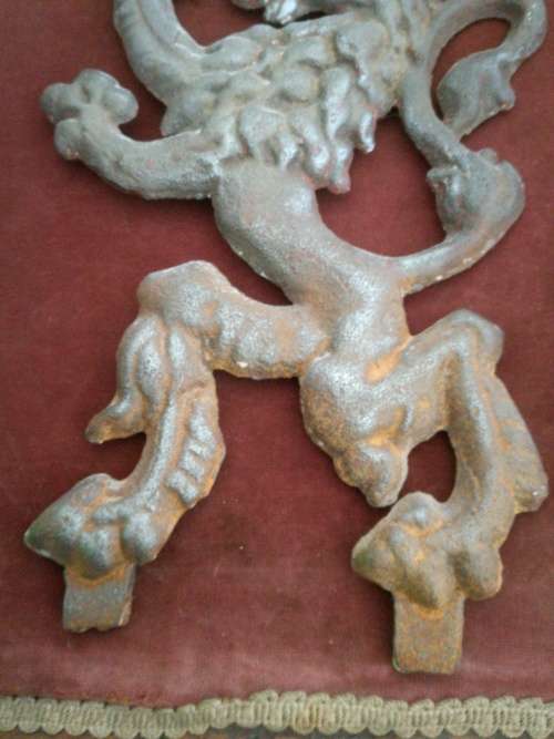 VINTAGE CAST IRON LION CREST.