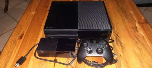 XBOX ONE 500G + REMOTE AND 2 GAMES