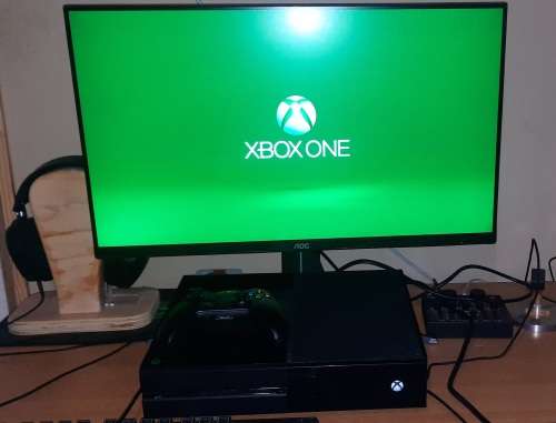XBOX ONE 500G + REMOTE AND 2 GAMES