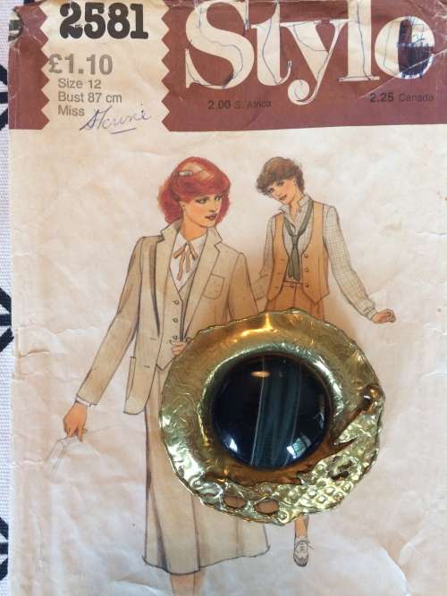 VINTAGE BIG BRASS AND BLACK STONE BROOCH