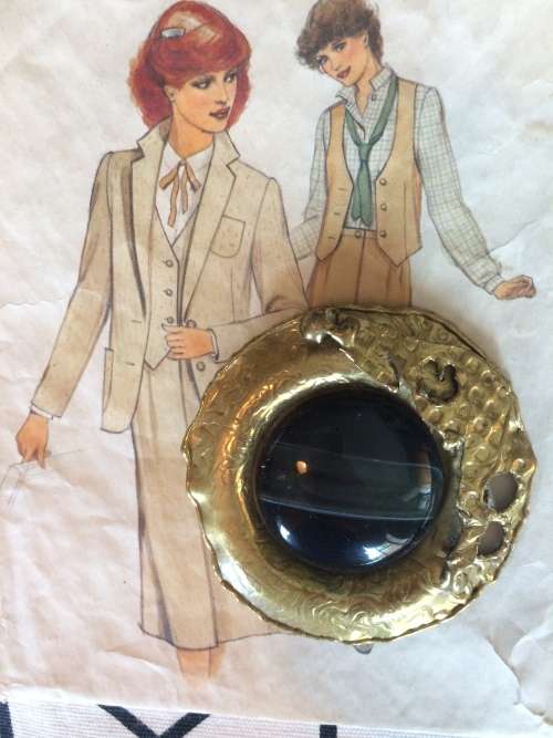 VINTAGE BIG BRASS AND BLACK STONE BROOCH