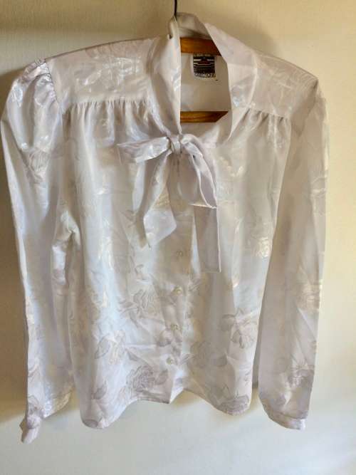 VINTAGE WHITE EMBOSSED PUSSY BOW SOFT BLOUSE / TOP - 14/ 16