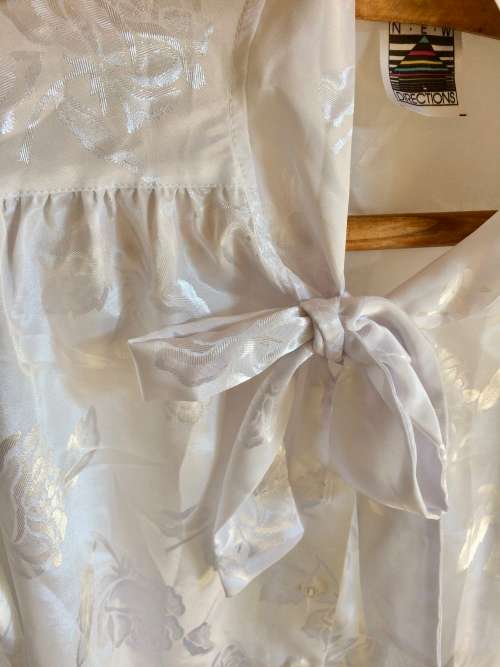 VINTAGE WHITE EMBOSSED PUSSY BOW SOFT BLOUSE / TOP - 14/ 16