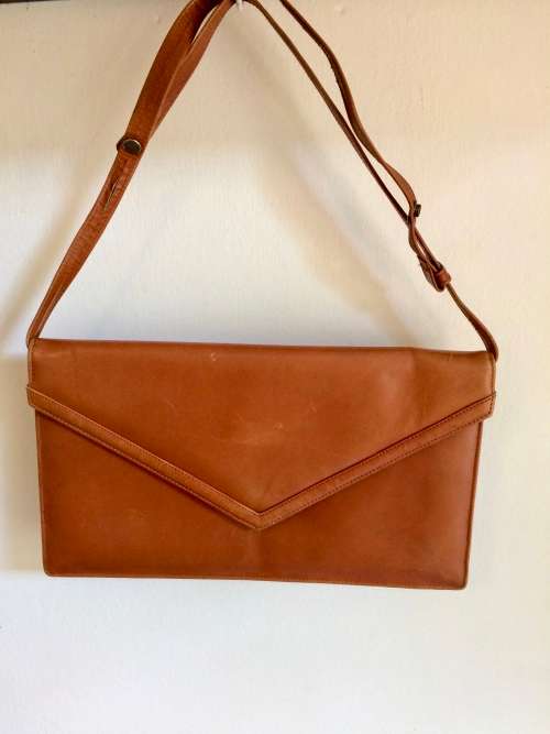 TAN SYNTHETIC LEATHER CLUTCH BAG