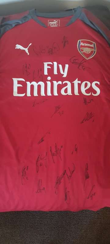 Arsenal 2018-2019 signed Club jersey.With Club COA.