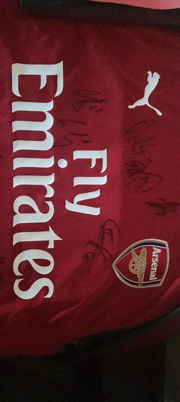 Arsenal 2018-2019 signed Club jersey.With Club COA.