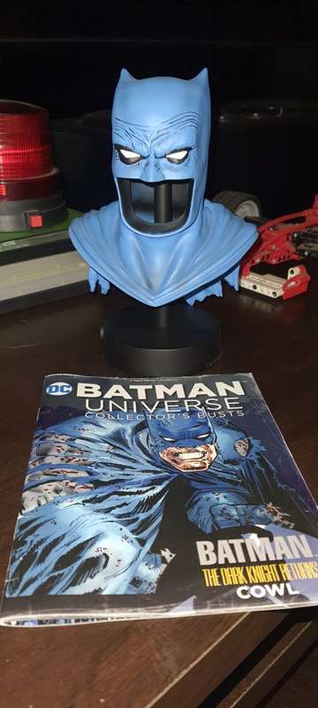 Batman The Dark Knight returns 1:16 cowl.with comic