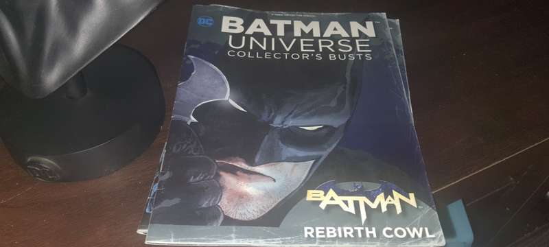 Batman rebirth 1:16 cowl with comic