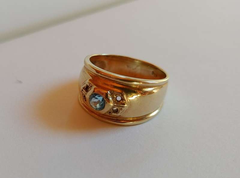 9ct Gold Ring NOTE diamonds removed Junk / Scrap Gold