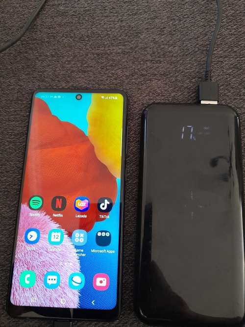 Excellent condition Samsung Galaxy A51 DUAL SIM with 10 000 mAh wireless charging bat pacl
