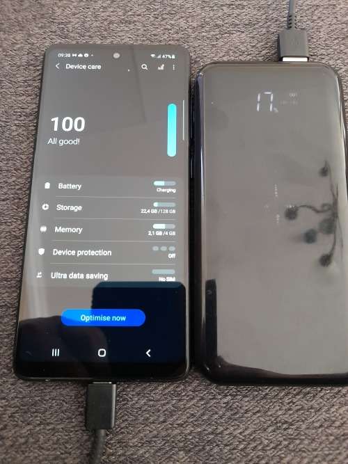 Excellent condition Samsung Galaxy A51 DUAL SIM with 10 000 mAh wireless charging bat pacl