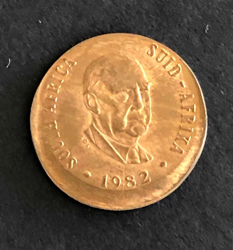 MAJOR MINT ERROR - 1983 2c COIN STRUCK OFF-CENTRE!