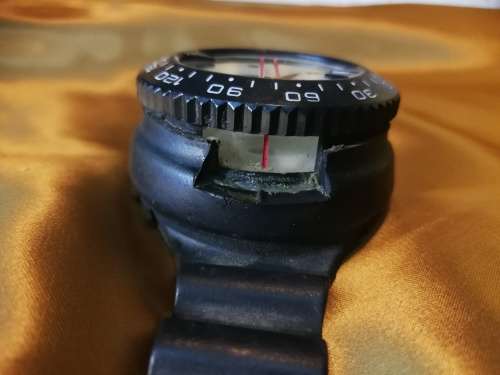 Diving compass with rubber strap