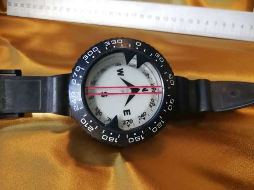 Diving compass with rubber strap