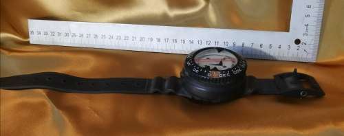 Diving compass with rubber strap