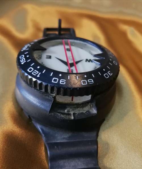 Diving compass with rubber strap
