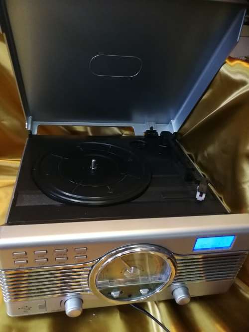 Radio with turntable and usb (working)