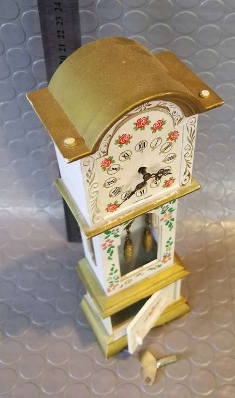 Very cute small vintage grandfather clock with key (Working)