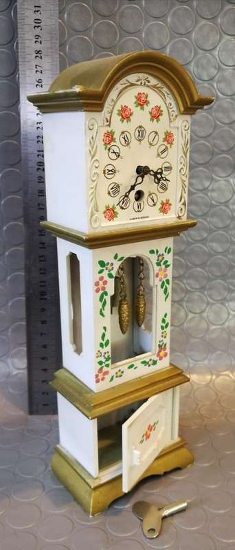 Very cute small vintage grandfather clock with key (Working)