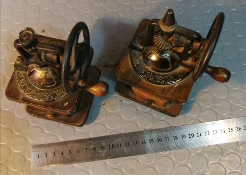 BEAUTIFUL!!! 2 x wooden pepper grinders. (one is Working other one for display only)