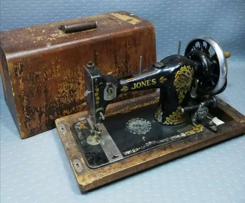 ANTIQUE 120 YEARS OLD!!! Jones Family CS Needlework Masjine in case (Working Condition)