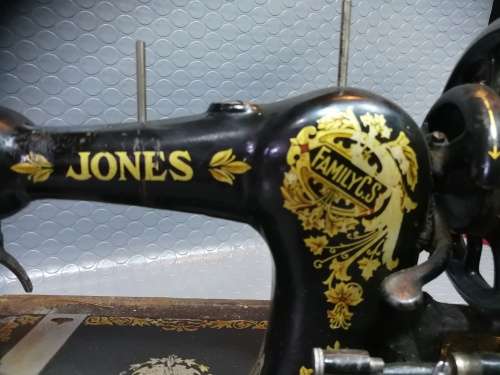 ANTIQUE 120 YEARS OLD!!! Jones Family CS Needlework Masjine in case (Working Condition)