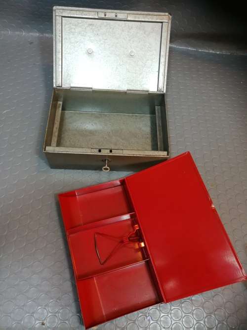 RARE and Collectible!!! Beautiful Vintage Money Box with Key
