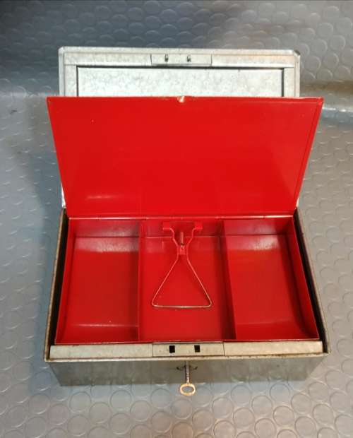 RARE and Collectible!!! Beautiful Vintage Money Box with Key
