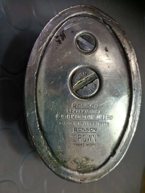 Very beautiful!! Antique Ronson Crown Lighter, made in Canada (Good condition)