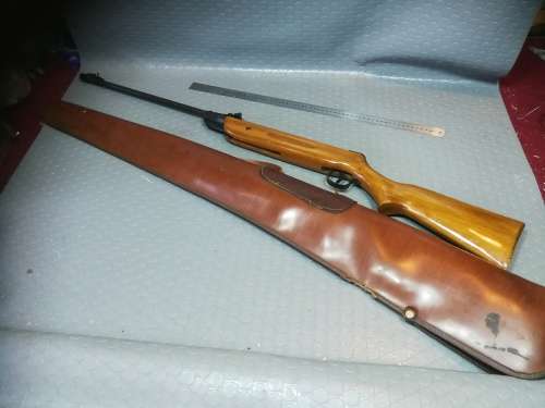 Very nice pellet gun with genuine leather rifle bag