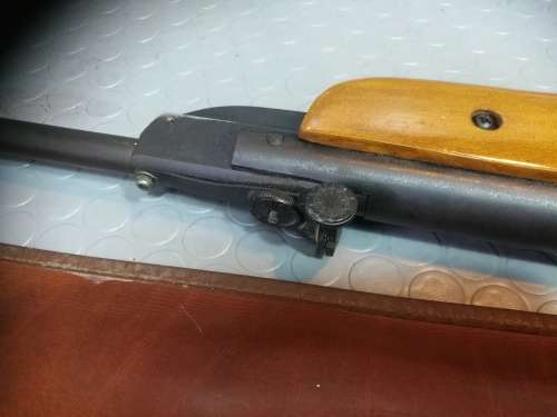 Very nice pellet gun with genuine leather rifle bag