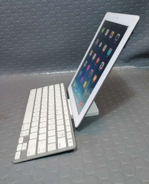 Ipad with keyboard docking station and charger