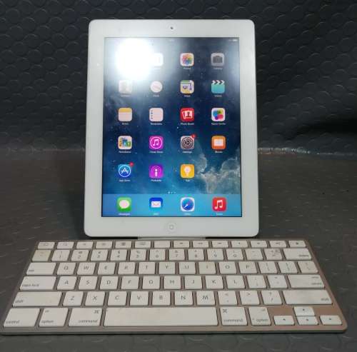 Ipad with keyboard docking station and charger