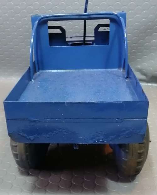 Very Large Solid steel Landrover with long steering arm.