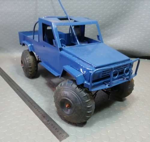 Very Large Solid steel Landrover with long steering arm.