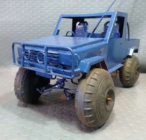 Very Large Solid steel Landrover with long steering arm.