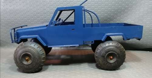 Very Large Solid steel Landrover with long steering arm.