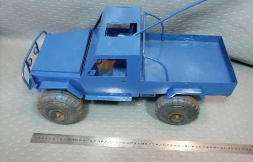 Very Large Solid steel Landrover with long steering arm.
