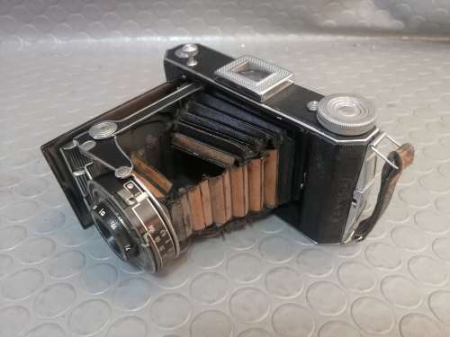 Vintage  Folding Kodak B Six 20 camera  (Made in Great Britain)