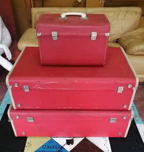 Beautiful set of vintage suitcases