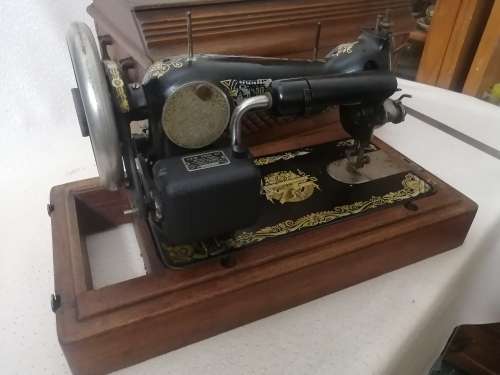 |Beautiful vintage singer in a STUNNING solid handcrafted box