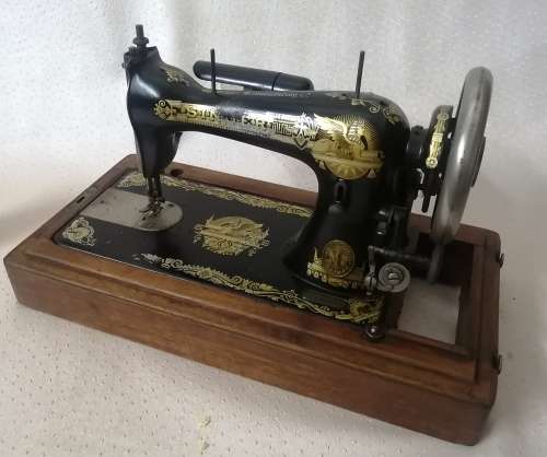 |Beautiful vintage singer in a STUNNING solid handcrafted box