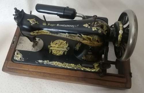 |Beautiful vintage singer in a STUNNING solid handcrafted box